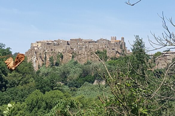 Panorama di Calcata Vecchia sullo sperone di tufo sopra la Valle del Treja. Foto Dionphoto, CC BY-SA 4.0.