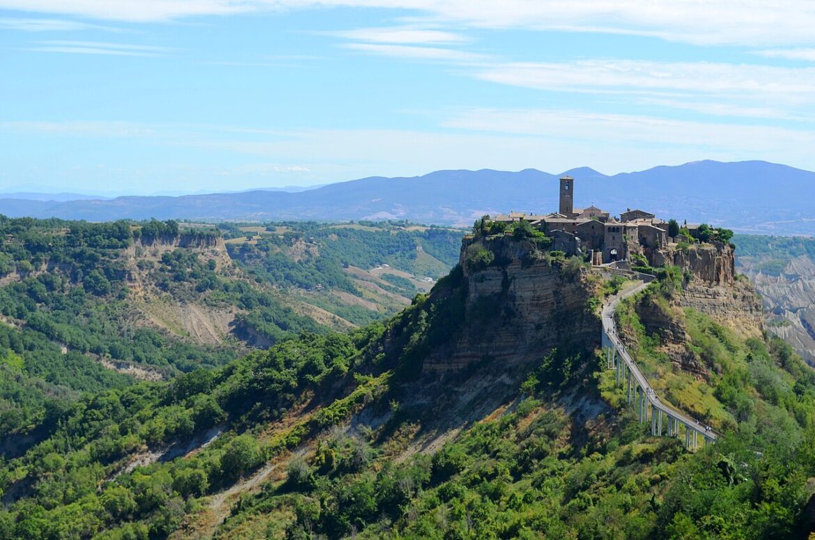 Panorama di Civita di Bagnoregio con ponte pedonale nella Valle dei Calanchi