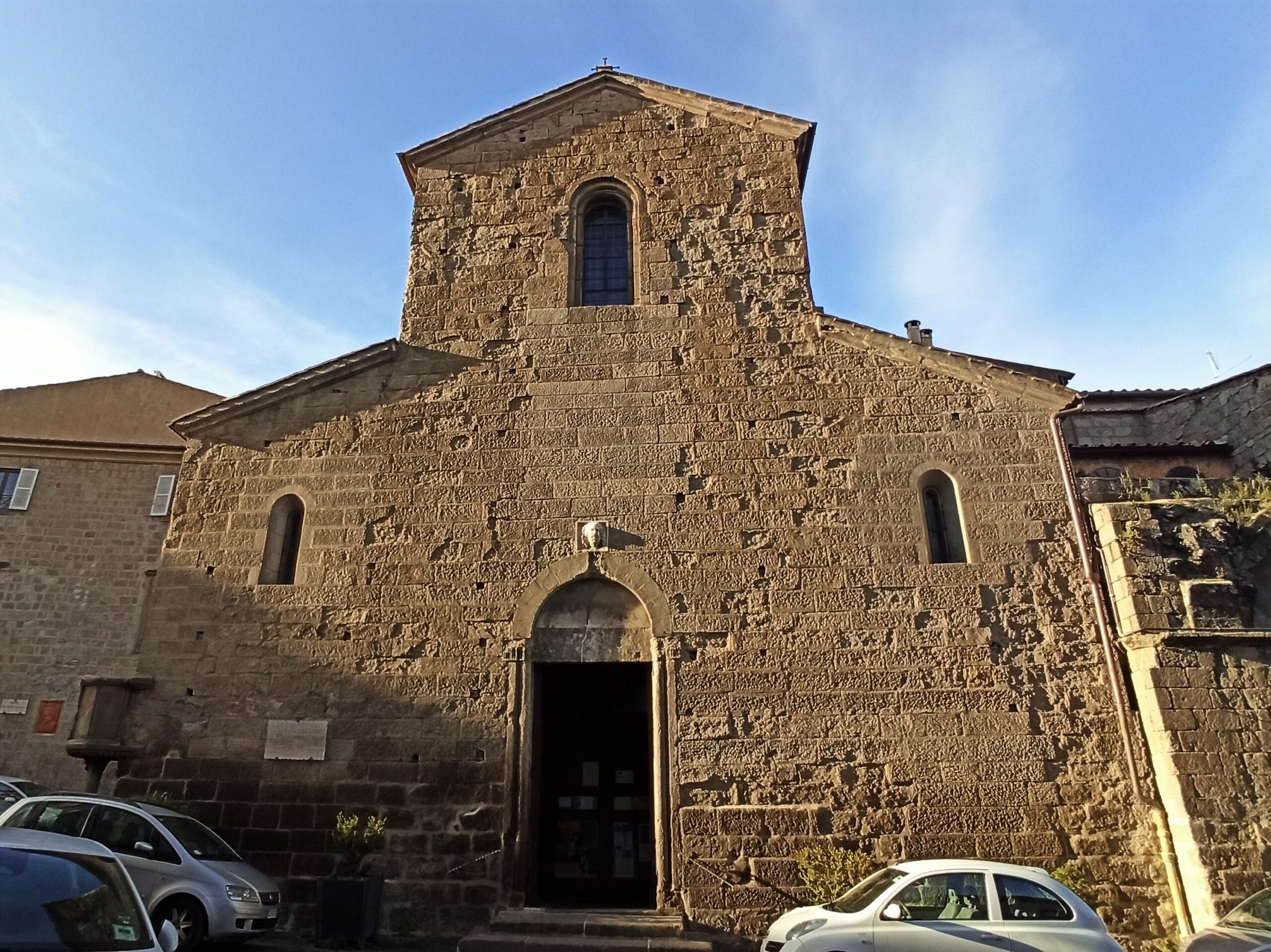Facciata della chiesa di Santa Maria Nuova nel centro storico di Viterbo