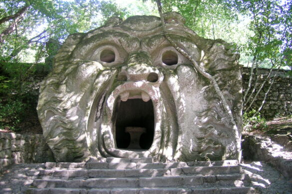 Scultura dell'Orco nel Sacro Bosco di Bomarzo, parco commissionato da Vicino Orsini nel Cinquecento
