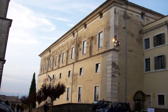 Facciata di Palazzo Doria Pamphilj a San Martino al Cimino, legato a Olimpia Maidalchini