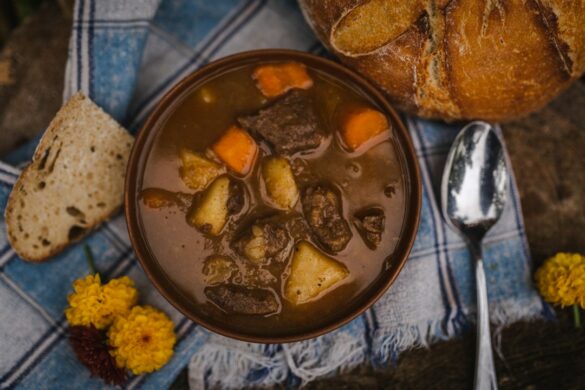 Stufato di carne servito con pane rustico: immagine illustrativa della cucina a lenta cottura, non fotografia della pignattaccia viterbese