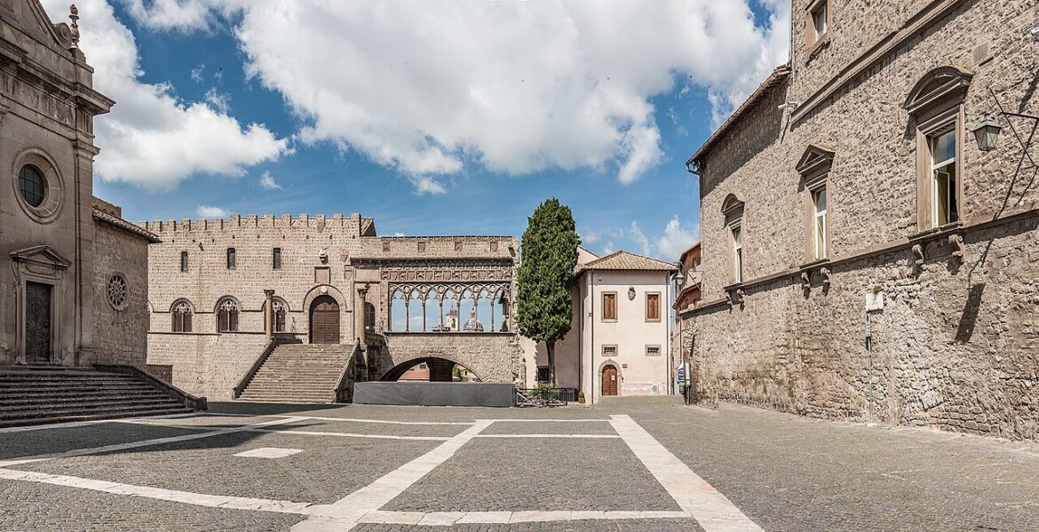 Palazzo dei Papi e Piazza San Lorenzo a Viterbo